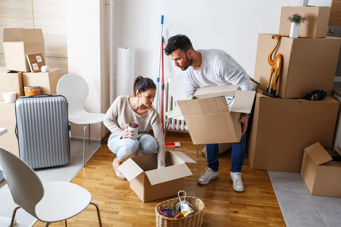 Gemeinsam Kartons vorbereiten Umzugskartons packen: Vorbereitung für den Umzug