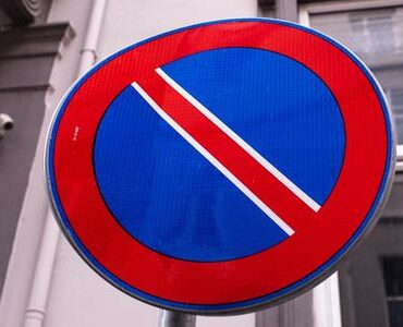 Halteverbotsschild an einer Hauswand – Halteverbotszone Jena