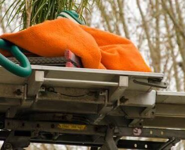 Möbellift transportiert ein Bündel Bettzeug nach oben – Möbellift in Jena