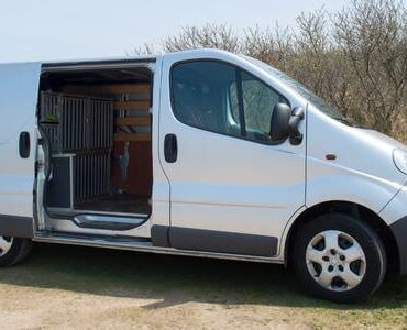 Weißer Transporter mit geöffneter Schiebetür – Transporter mieten in Jena